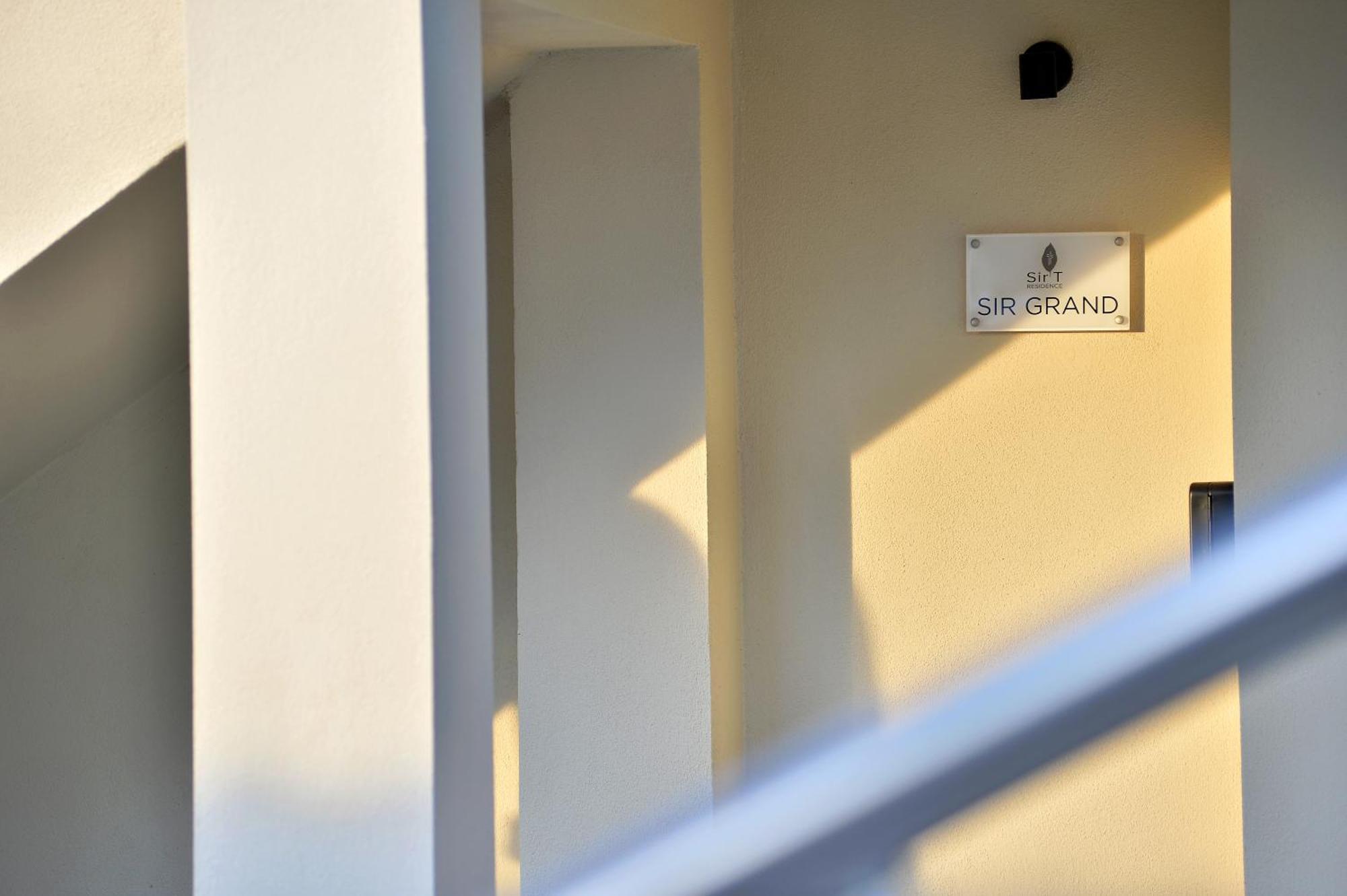 Sir T Residence Floka  ภายนอก รูปภาพ